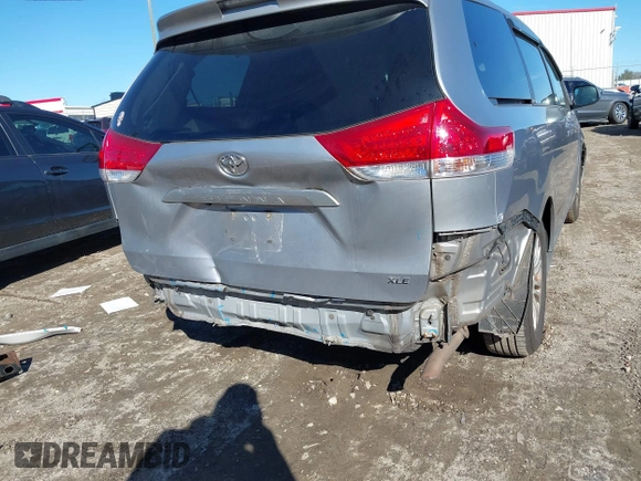 2012 Toyota Sienna XLE AAS z VIN 5TDYK3DC7CS277944, wystawiony jako IAAI lot #41311855 z przebiegiem 224 239 mil mil oraz . Historia ofert i sprzedaży dostępna na DreamBid. Obrazek 6.