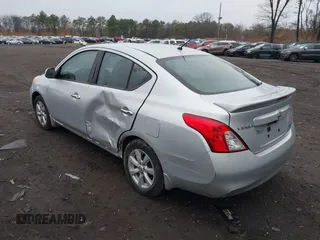 2013 Nissan Versa S Plus z VIN 3N1CN7AP9DL838834, wystawiony jako IAAI lot #41959162 z przebiegiem 94 906 mil mil oraz . Historia ofert i sprzedaży dostępna na DreamBid. Obrazek 3.
