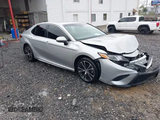 2018 Toyota Camry LE z VIN JTNB11HK4J3021253, wystawiony jako IAAI lot #42365840 z przebiegiem 163 708 mil mil oraz . Historia ofert i sprzedaży dostępna na DreamBid. Obrazek 1.