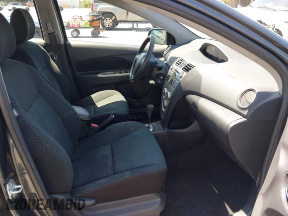 2010 Toyota Yaris z VIN JTDBT4K37A1388757, wystawiony jako IAAI lot #42137640 z przebiegiem 97 079 mil mil oraz . Historia ofert i sprzedaży dostępna na DreamBid. Obrazek 5.