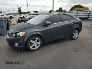 2015 Chevrolet Sonic LTZ z VIN 1G1JE5SB7F4120227, wystawiony jako Copart lot #56645905 z przebiegiem 125 507 mil mil oraz Szkoda całkowita • Salvage title. Historia ofert i sprzedaży dostępna na DreamBid. Obrazek 1.