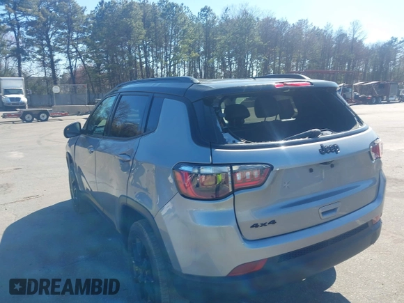 2022 Jeep Compass Latitude z VIN 3C4NJDBB4NT197015, wystawiony jako IAAI lot #42074901 z przebiegiem 61 498 mil mil oraz . Historia ofert i sprzedaży dostępna na DreamBid. Obrazek 3.