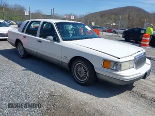 1994 Lincoln Town Car Signature z VIN 1LNLM82W9RY690746, wystawiony jako IAAI lot #41927553 z przebiegiem 310 909 mil mil oraz . Historia ofert i sprzedaży dostępna na DreamBid. Obrazek 1.