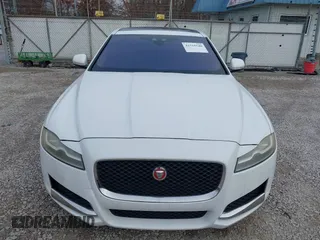 2016 Jaguar XF 35t Prestige with VIN SAJBE4BVXGCY10577, listed as a IAAI auction lot 41515540 with 60,862 mi miles. Bid and sale history available at carsss.com. Image 6.