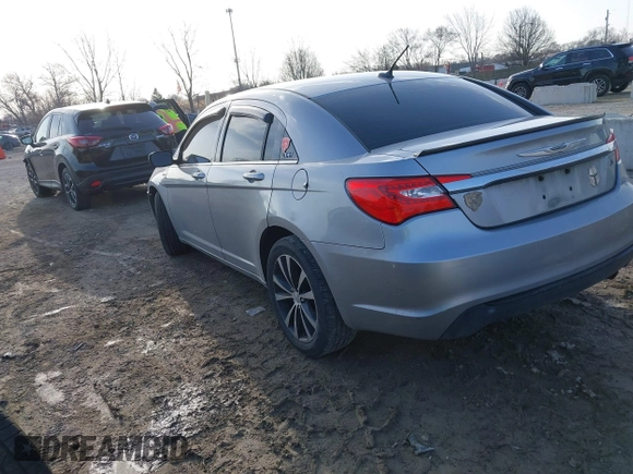 2013 Chrysler 200 Touring z VIN 1C3CCBBB5DN614733, wystawiony jako IAAI lot #41826645 z przebiegiem 216 526 mil mil oraz . Historia ofert i sprzedaży dostępna na DreamBid. Obrazek 3.