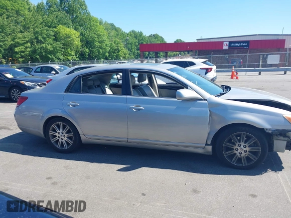 2008 Toyota Avalon XL z VIN 4T1BK36B28U255522, wystawiony jako IAAI lot #42143848 z przebiegiem 240 777 mil mil oraz . Historia ofert i sprzedaży dostępna na DreamBid. Obrazek 14.