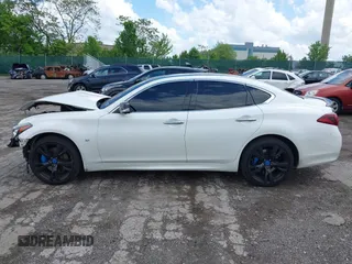 2018 Infiniti Q70 Luxe z VIN JN1BY1AR4JM220503, wystawiony jako IAAI lot #42208973 z przebiegiem 70 720 mil mil oraz . Historia ofert i sprzedaży dostępna na DreamBid. Obrazek 15.