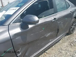 2022 Toyota Camry SE z VIN 4T1T11AK5NU701354, wystawiony jako IAAI lot #42135026 z przebiegiem 173 208 mil mil oraz . Historia ofert i sprzedaży dostępna na DreamBid. Obrazek 6.