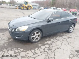 2012 Volvo S60 T5 with VIN YV1622FS8C2057610, listed as a IAAI auction lot 42017112 with 196,984 mi miles. Bid and sale history available at carsss.com. Image 2.