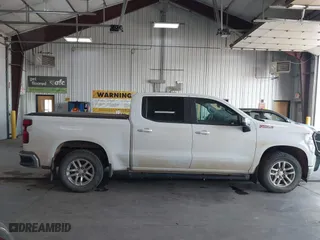 2019 Chevrolet Silverado 1500 LT with VIN 3GCUYDED1KG120689, listed as a IAAI auction lot 39880413 with 135 mi miles. Bid and sale history available at carsss.com. Image 13.
