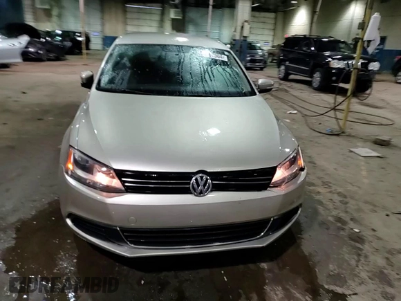 2013 Volkswagen Jetta SE z VIN 3VWDX7AJ7DM235072, wystawiony jako Copart lot #87107304 z przebiegiem 142 286 mil mil oraz Czysty tytuł • Clean title. Historia ofert i sprzedaży dostępna na DreamBid. Obrazek 13.