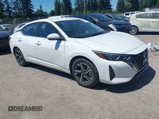 2025 Nissan Sentra SV z VIN 3N1AB8CV7SY282329, wystawiony jako IAAI lot #42463534 z przebiegiem 4 769 mil mil oraz . Historia ofert i sprzedaży dostępna na DreamBid. Obrazek 1.
