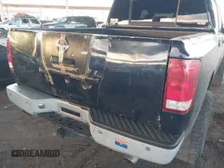 2006 Nissan Titan SE z VIN 1N6AA07AX6N509540, wystawiony jako IAAI lot #42054973 z przebiegiem 166 413 mil mil oraz . Historia ofert i sprzedaży dostępna na DreamBid. Obrazek 6.