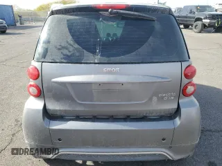 2013 Smart fortwo Passion z VIN WMEEJ9AAXDK673212, wystawiony jako Copart lot #83063024 z przebiegiem 13 000 mil mil oraz Szkody całkowita. Historia ofert i sprzedaży dostępna na DreamBid. Obrazek 6.