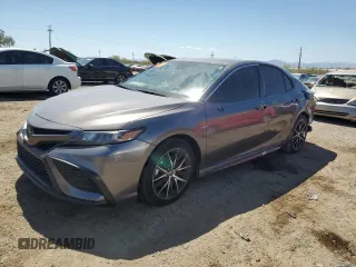 2023 Toyota Camry SE z VIN 4T1G11AK7PU779574, wystawiony jako Copart lot #56240115 z przebiegiem 27 892 mil mil oraz Szkoda całkowita • Salvage title. Historia ofert i sprzedaży dostępna na DreamBid. Obrazek 1.