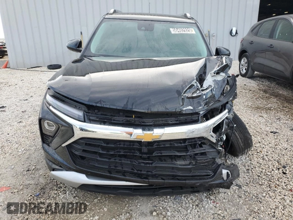 2025 Chevrolet TrailBlazer LT with VIN KL79MPSL7SB061636, listed as a Copart auction lot 50402925 with 13,957 mi miles and Salvage Title. Bid and sale history available at DreamBid. Image 5.