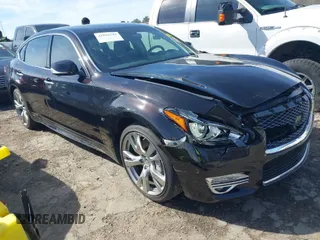 2016 Infiniti Q70 z VIN JN1BY1PP6GM631383, wystawiony jako IAAI lot #41828541 z przebiegiem 87 410 mil mil oraz . Historia ofert i sprzedaży dostępna na DreamBid. Obrazek 1.