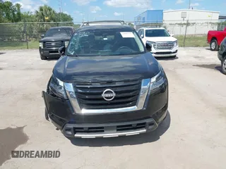 2024 Nissan Pathfinder Platinum z VIN 5N1DR3DJ6RC243508, wystawiony jako IAAI lot #42007758 z przebiegiem 19 729 mil mil oraz . Historia ofert i sprzedaży dostępna na DreamBid. Obrazek 12.