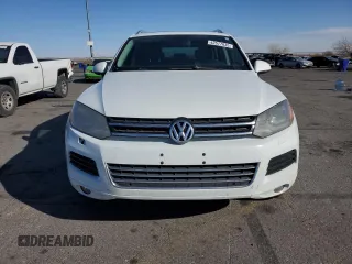 2013 Volkswagen Touareg Exec with VIN WVGEF9BP2DD003995, listed as a Copart auction lot 42577835 with 160,562 mi miles and Clean Title. Bid and sale history available at DreamBid. Image 5.