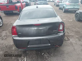 2015 Chrysler 300 S z VIN 2C3CCAGGXFH793040, wystawiony jako IAAI lot #41838875 z przebiegiem 154 813 mil mil oraz . Historia ofert i sprzedaży dostępna na DreamBid. Obrazek 18.