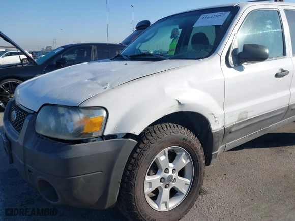 2007 Ford Escape XLT with VIN 1FMCU03187KA65050, listed as a IAAI auction lot 41642057 with 182,599 mi miles. Bid and sale history available at carsss.com. Image 6.