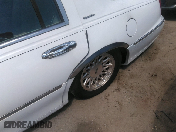 1998 Lincoln Town Car Signature with VIN 1LNFM82W4WY672955, listed as a IAAI auction lot 42211994 with 162,058 mi miles and . Bid and sale history available at DreamBid. Image 6.