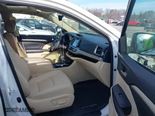 2019 Toyota Highlander SE with VIN 5TDKZRFH0KS315218, listed as a IAAI auction lot 41666981 with 45,218 mi miles. Bid and sale history available at carsss.com. Image 5.