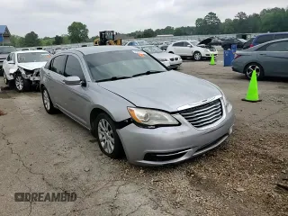 2013 Chrysler 200 Touring z VIN 1C3CCBBG8DN528490, wystawiony jako Copart lot #53862035 z przebiegiem 187 812 mil mil oraz Szkoda całkowita • Salvage title. Historia ofert i sprzedaży dostępna na DreamBid. Obrazek 13.