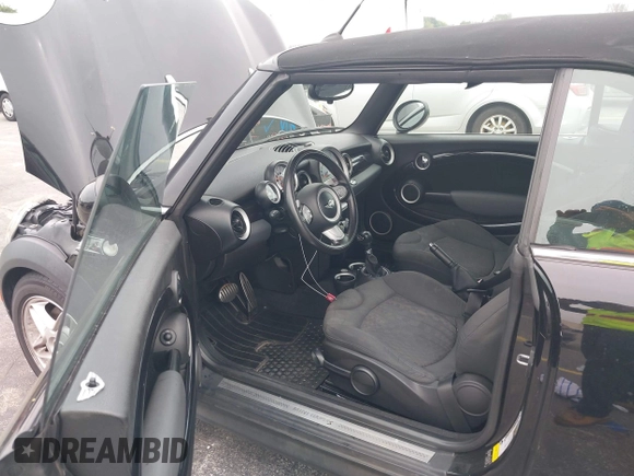2010 MINI Convertible S z VIN WMWMS3C52ATY08772, wystawiony jako IAAI lot #41845412 z przebiegiem 71 215 mil mil oraz . Historia ofert i sprzedaży dostępna na DreamBid. Obrazek 5.