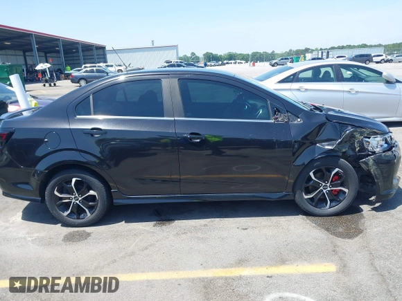 2019 Chevrolet Sonic LT z VIN 1G1JD5SBXK4148018, wystawiony jako IAAI lot #42258275 z przebiegiem 114 348 mil mil oraz . Historia ofert i sprzedaży dostępna na DreamBid. Obrazek 13.