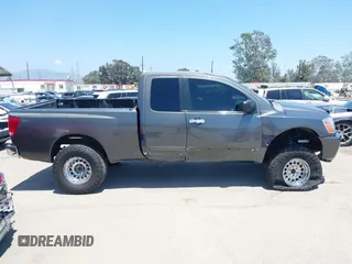 2006 Nissan Titan XE z VIN 1N6AA06B06N551578, wystawiony jako IAAI lot #42403828 z przebiegiem 143 420 mil mil oraz . Historia ofert i sprzedaży dostępna na DreamBid. Obrazek 13.