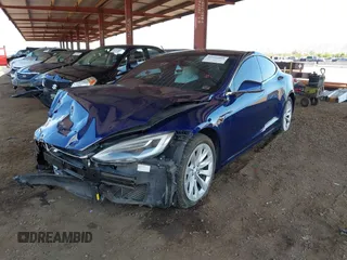 2017 Tesla Model S 100D z VIN 5YJSA1E21HF190815, wystawiony jako IAAI lot #42422004 z przebiegiem 99 938 mil mil oraz . Historia ofert i sprzedaży dostępna na DreamBid. Obrazek 18.