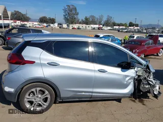 2017 Chevrolet Bolt EV LT z VIN 1G1FW6S02H4186534, wystawiony jako IAAI lot #41851755 z przebiegiem 129 483 mil mil oraz . Historia ofert i sprzedaży dostępna na DreamBid. Obrazek 14.