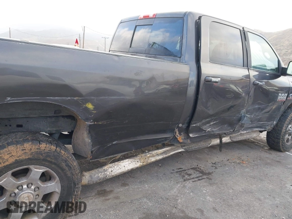 2017 Ram 2500 SLT z VIN 3C6UR5JL4HG570952, wystawiony jako IAAI lot #41456094 z przebiegiem 245 785 mil mil oraz . Historia ofert i sprzedaży dostępna na DreamBid. Obrazek 6.