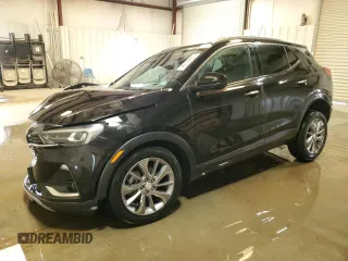 2021 Buick Encore GX Essence z VIN KL4MMGSL7MB164632, wystawiony jako Copart lot #57083755 z przebiegiem 88 900 mil mil oraz Czysty tytuł • Clean title. Historia ofert i sprzedaży dostępna na DreamBid. Obrazek 1.