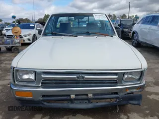 1992 Toyota Pickup DLX z VIN 4TARN81PXNZ004395, wystawiony jako IAAI lot #41729264 z przebiegiem 137 289 mil mil oraz . Historia ofert i sprzedaży dostępna na DreamBid. Obrazek 12.