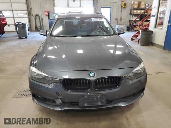 2017 BMW 3 Series 320i xDrive z VIN WBA8A3C30HK693057, wystawiony jako Copart lot #55702505 z przebiegiem 128 182 mil mil oraz Czysty tytuł • Clean title. Historia ofert i sprzedaży dostępna na DreamBid. Obrazek 5.