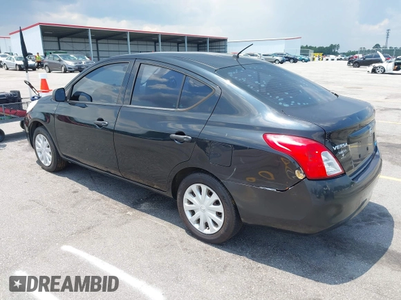2014 Nissan Versa SV z VIN 3N1CN7AP8EL842374, wystawiony jako IAAI lot #42684858 z przebiegiem 123 734 mil mil oraz . Historia ofert i sprzedaży dostępna na DreamBid. Obrazek 3.