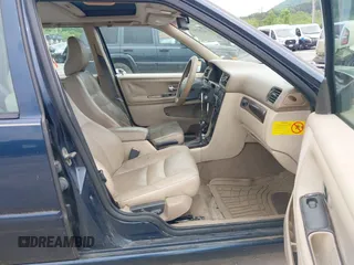 2000 Volvo S70 z VIN YV1LS56D8Y2627201, wystawiony jako IAAI lot #42287057 z przebiegiem 203 975 mil mil oraz . Historia ofert i sprzedaży dostępna na DreamBid. Obrazek 5.