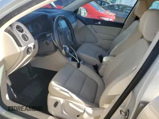 2012 Volkswagen Tiguan SE z VIN WVGAV7AX9CW531219, wystawiony jako Copart lot #81881644 z przebiegiem 125 695 mil mil oraz Szkoda całkowita • Salvage title. Historia ofert i sprzedaży dostępna na DreamBid. Obrazek 7.