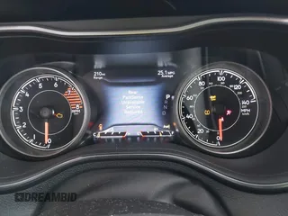 2022 Jeep Cherokee Latitude Lux z VIN 1C4PJLMXXND501689, wystawiony jako IAAI lot #42401720 z przebiegiem 34 037 mil mil oraz . Historia ofert i sprzedaży dostępna na DreamBid. Obrazek 7.