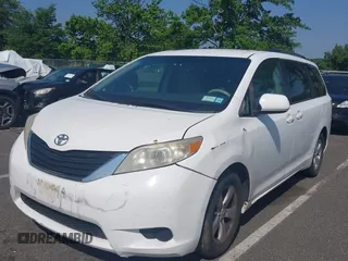 2011 Toyota Sienna LE AAS с VIN 5TDKK3DC7BS035000, выставлен на аукционе IAAI как лот 42571776 с пробегом 75 928 миль миль и . История ставок и продаж доступна на DreamBid. Изображение 2.