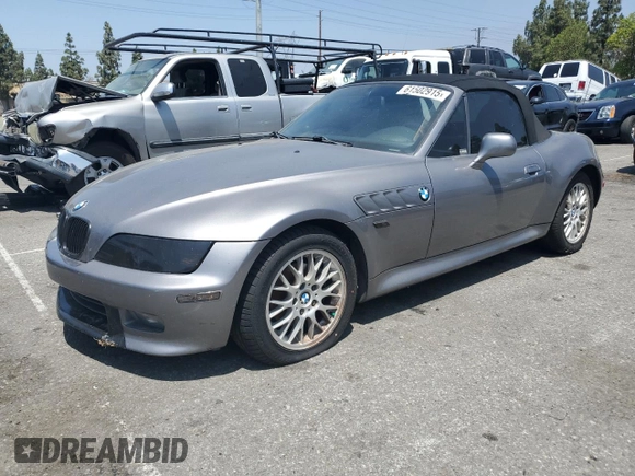 2002 BMW Z3 2.5 z VIN 4USCN334X2LM06491, wystawiony jako Copart lot #61502915 z przebiegiem 110 956 mil mil oraz Szkoda całkowita • Salvage title. Historia ofert i sprzedaży dostępna na DreamBid. Obrazek 1.