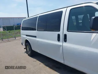 2013 Chevrolet Express Passenger LT z VIN 1GAZG1FG9D1153305, wystawiony jako IAAI lot #42182424 z przebiegiem 25 897 mil mil oraz . Historia ofert i sprzedaży dostępna na DreamBid. Obrazek 6.