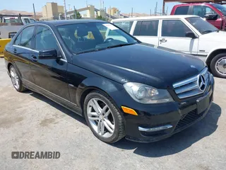2012 Mercedes-Benz C 250 Sport z VIN WDDGF4HBXCA713731, wystawiony jako IAAI lot #42527262 z przebiegiem 137 813 mil mil oraz . Historia ofert i sprzedaży dostępna na DreamBid. Obrazek 1.