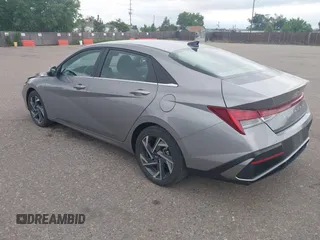 2025 Hyundai Elantra SEL Convenience z VIN KMHLS4DG4SU925278, wystawiony jako IAAI lot #42520321 z przebiegiem 13 936 mil mil oraz . Historia ofert i sprzedaży dostępna na DreamBid. Obrazek 3.
