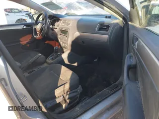 2015 Volkswagen Jetta SE z VIN 3VWD17AJ6FM257858, wystawiony jako IAAI lot #41007963 z przebiegiem 165 064 mil mil oraz . Historia ofert i sprzedaży dostępna na DreamBid. Obrazek 5.