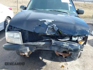 1998 GMC Sonoma with VIN 1GTCS1448WK502617, listed as a IAAI auction lot 41476320 with 220,435 mi miles. Bid and sale history available at carsss.com. Image 6.