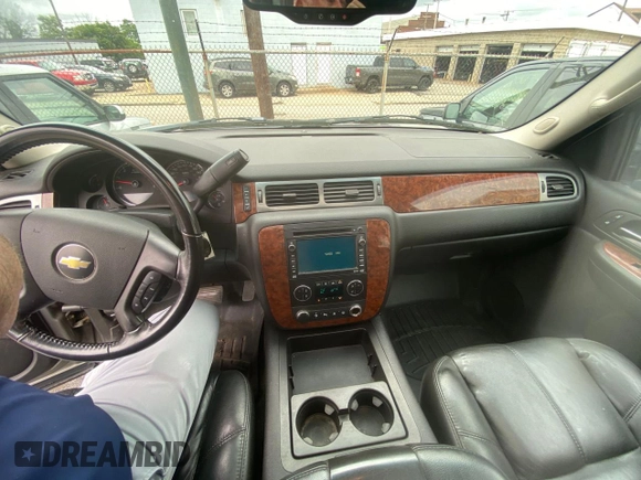 2007 Chevrolet Tahoe LTZ z VIN 1GNFK13007R118200, wystawiony jako Copart lot #61613185 z przebiegiem 137 294 mil mil oraz Czysty tytuł • Clean title. Historia ofert i sprzedaży dostępna na DreamBid. Obrazek 9.