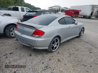2005 Hyundai Tiburon GS z VIN KMHHM65D85U174335, wystawiony jako IAAI lot #39373771 z przebiegiem 117 296 mil mil oraz . Historia ofert i sprzedaży dostępna na DreamBid. Obrazek 4.